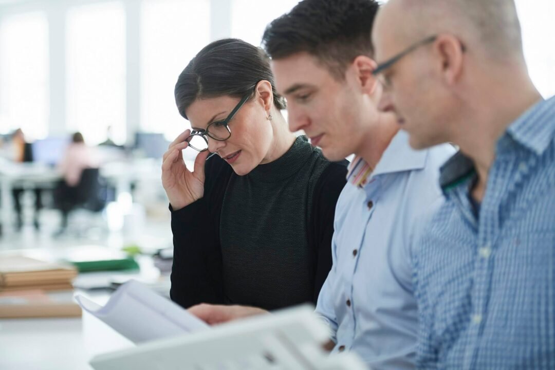 3 personas trabajando