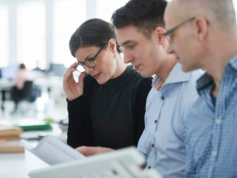 3 personas trabajando