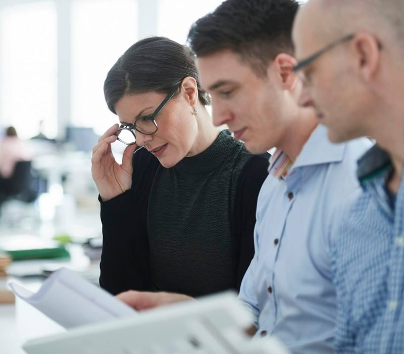 3 personas trabajando